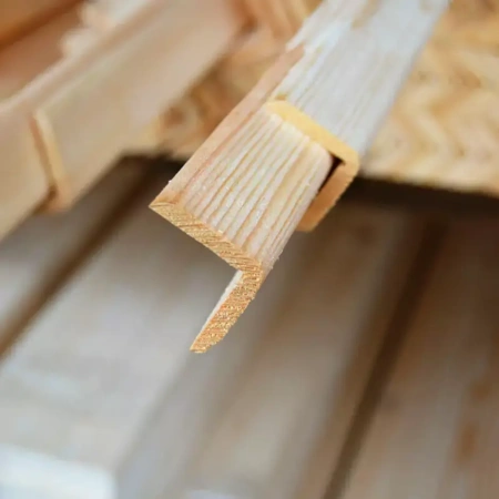 Уголок сосна цельный №40*40*2,9 АВсорт