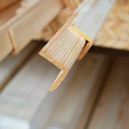 Уголок сосна цельный №40*40*0,6 АВсорт